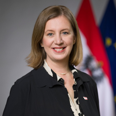 Portraitfoto von MMag. Barbara Eibinger-Miedl